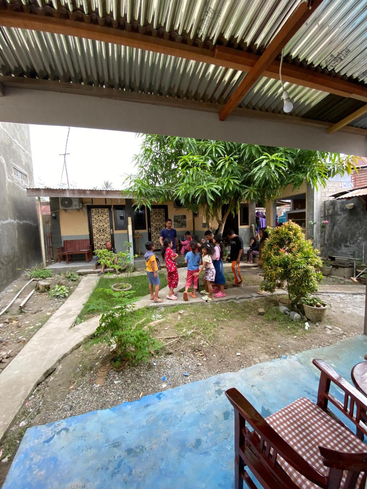 Harry & Mimin Homestay Gorontalo Exterior photo